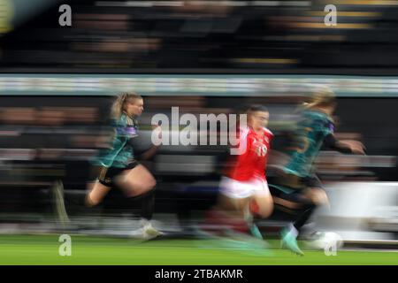 Swansea, Regno Unito. 5 dicembre 2023. Ella Powell del Galles fa una pausa. Galles donne contro Germania donne, UEFA Women's Nations League, gruppo C partita allo Stadio Swansea.com, Galles del Sud martedì 5 dicembre 2023. Solo per uso editoriale, foto di Andrew Orchard/Andrew Orchard fotografia sportiva/Alamy Live news credito: Andrew Orchard fotografia sportiva/Alamy Live News Foto Stock