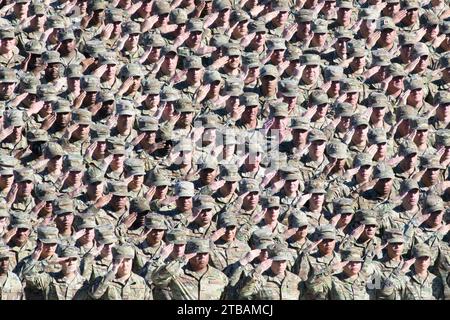 Mesa, Arizona, USA. 3 dicembre 2023. Gli aviatori dell'Arizona Air National Guards 162nd Air Refueling Wing salutano la bandiera degli Stati Uniti per aver giocato l'inno nazionale durante l'Arizona Muster 2023 tenutosi a Sloan Park, 3 dicembre 2023, a Mesa, Arizona. Più di 3.200 soldati cittadini e avieri si sono riuniti in un raduno patriottico per fornire la responsabilità al governatore Katie Hobbs, comandante in capo della Guardia Nazionale dell'Arizona. Credito: U.S. Army/ZUMA Press Wire/ZUMAPRESS.com/Alamy Live News Foto Stock