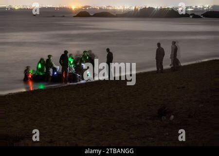 Camp Hansen, Giappone. 29 novembre 2023. U.S. Marines with Bravo Company, Battalion Landing Team 1/1, 31st Marine Expeditionary Unit, conducono manutenzione su un'imbarcazione da combattimento in gomma a Kin Blue Beach Training area, Okinawa, 29 novembre 2023. BLT 1/1 prova le tattiche e le procedure CRRC per aumentare le competenze per i prossimi raid in barca. Il 31° MEU, l'unico MEU continuamente dispiegato in avanti, fornisce una forza flessibile e letale pronta a eseguire una vasta gamma di operazioni militari come principale forza di risposta alle crisi nella regione Indo-Pacifico. (Immagine di credito: © U.S. Marines/ZUM Foto Stock