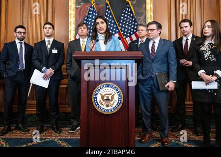 Washington, Stati Uniti. 5 dicembre 2023. Talia Khan, studentessa del MIT, parla ad una conferenza stampa sull'antisemitismo del campus universitario al Campidoglio degli Stati Uniti. (Foto di Michael Brochstein/Sipa USA) credito: SIPA USA/Alamy Live News Foto Stock