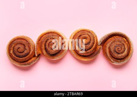 Gustosi dolci alla cannella su sfondo rosa Foto Stock