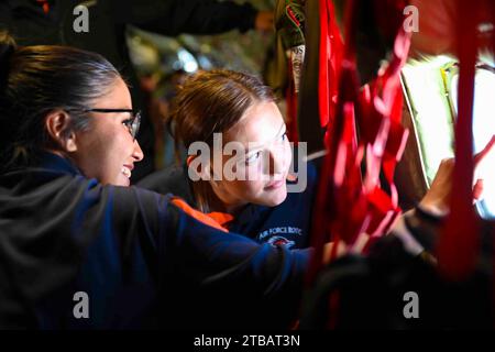 Austin, Texas, USA. 3 novembre 2023. Ventitré cadetti ROTC dell'Air Force dei distaccamenti 842 e 840 volarono con il 507th Air Refueling Wing a bordo di un KC-135 3 novembre 2023, e sperimentarono un rifornimento aereo in prima persona. DET. 842 cadetti studiano presso l'Università del Texas a San Antonio e Det. 840 cadetti sono iscritti alla Texas State University. Il ROTC è offerto in più di 1.100 college e università in tutto il paese e sviluppa i leader del futuro preparando gli studenti a diventare ufficiali nell'aeronautica o nella forza spaziale degli Stati Uniti mentre conseguono una laurea universitaria. (Immagine di credito: © U.S. Air for Foto Stock