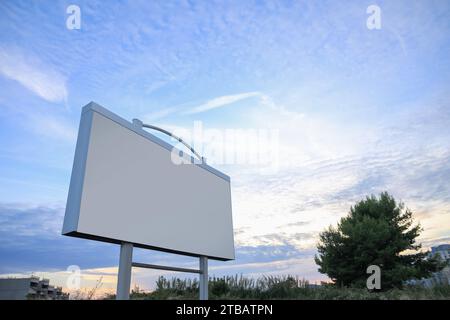 Affissioni vuoti sulla strada, vista dall'angolo basso. Mockup per il design Foto Stock