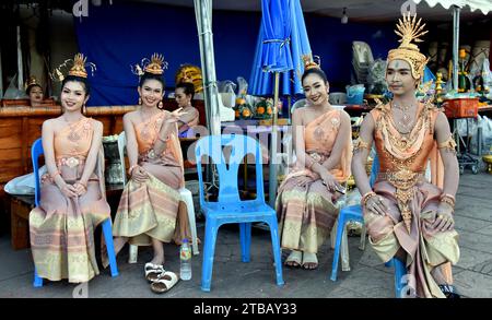 Ballerini tradizionali Isaan Morlam in costumi elaborati aspettano di esibirsi, Nakhon Phanom, Isaan, Thailandia, Sud Est Asiatico Foto Stock