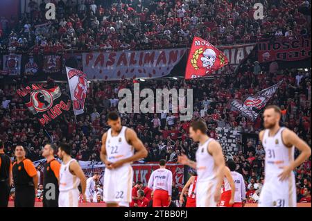 Pireo, Lombardia, Grecia. 5 dicembre 2023. I tifosi dell'Olympiacos Pireo si stanno divertendo durante l'Eurolega, Round 12, partita tra Olympiakos Pireo e Real Madrid allo stadio Peace and Friendship il 5 dicembre 2023, al Pireo, in Grecia. (Immagine di credito: © Stefanos Kyriazis/ZUMA Press Wire) SOLO USO EDITORIALE! Non per USO commerciale! Foto Stock
