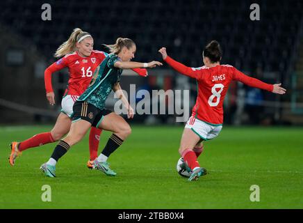 Swansea,UK, 05 Dic 2023 Charlotte Estcourt (Galles) (L) Svenja Huth (Germania) (C) Angharad James (Galles) in azione durante la UEFA Women's Nations League 2025 Galles contro Germania allo Swansea Stadium Swansea Regno Unito il 05 dicembre 2023 Graham Glendinning / Alamy Live News Punteggio finale: 0-0 credito: Graham Glendinning/GlennSports/Alamy Live News Foto Stock