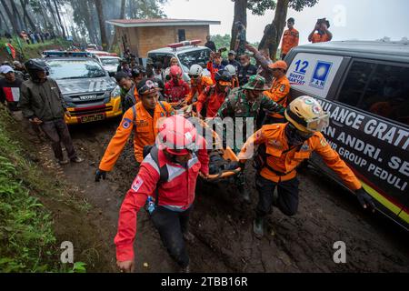 Pechino, Indonesia. 4 dicembre 2023. I soccorritori trasferiscono i feriti vicino al vulcano Marapi a West Sumatra, Indonesia, 4 dicembre 2023. Il numero di alpinisti morti nell'eruzione del vulcano Marapi ha raggiunto 23, secondo l'Agenzia per la conservazione delle risorse naturali di West Sumatra martedì. Crediti: Andri Mardiansyah/Xinhua/Alamy Live News Foto Stock