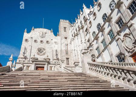 Guanajuato, Guanajuato, Messico, 06 11 22, Scala principale dell'Università di Guanajuato, un edificio di architettura neoclassica durante un giorno estivo w Foto Stock