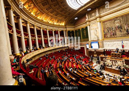 Parigi, Francia. 5 dicembre 2023. Visione generale presso l'Assemblea nazionale durante la sessione delle interrogazioni al governo. Una sessione settimanale di domande al governo francese all'Assemblea Nazionale al Palais Bourbon, a Parigi. (Foto di Telmo Pinto/SOPA Images/Sipa USA) credito: SIPA USA/Alamy Live News Foto Stock