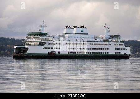 Mukilteo, WA, USA - 13 novembre 2023; Washington State Ferry MV Suquamish che attraversa in acque calme con nuvole Foto Stock