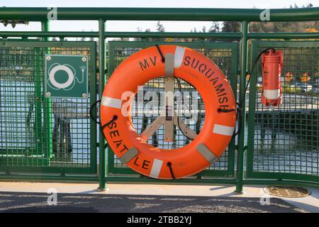 Mukilteo, WA, USA - 14 novembre 2023; anello di salvataggio arancione e luce di sicurezza automatica sulla MV Suquamish Seattle Foto Stock