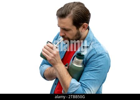 Un giovane compagno che beve con le braccia incrociate. Foto Stock