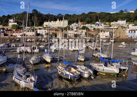 St Aubin: Yacht e barche ormeggiati nel porto, con chiesa e Somerville Hotel a St Aubin, Isole del Canale, Regno Unito Foto Stock