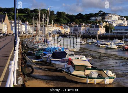 St Aubin: Yacht e barche ormeggiati nel porto subito dopo l'alba, con chiesa a St Aubin, Isole del Canale, Regno Unito Foto Stock