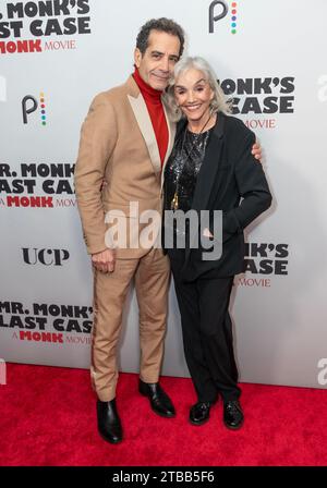 New York, USA. 5 dicembre 2023. Tony Shalhoub e Brooke Adams assistono alla première di Mr. Monk's Last Case: A Monk Movie al Metrograph di New York il 5 dicembre 2023. (Foto di Lev Radin/Sipa USA) credito: SIPA USA/Alamy Live News Foto Stock