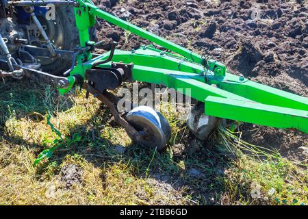 Il trattore che ara il terreno in autunno lo prepara al lavoro primaverile Foto Stock