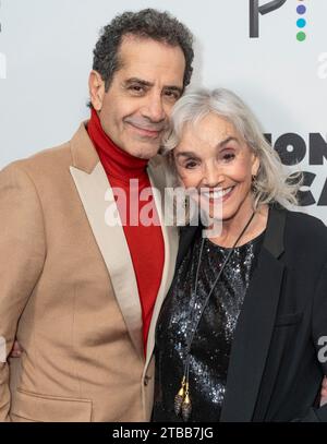 New York, New York, USA. 5 dicembre 2023. Tony Shalhoub e Brooke Adams partecipano alla première di Mr. Monk's Last Case: A Monk Movie al Metrograph di New York il 5 dicembre 2023 (Credit Image: © Lev Radin/ZUMA Press Wire) SOLO PER USO EDITORIALE! Non per USO commerciale! Foto Stock