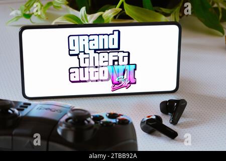 Brasile. 25 ottobre 2023. In questa foto, il logo del gioco Grand Theft Auto vi (GTA 6) viene visualizzato sullo schermo dello smartphone, accanto a un gamepad e alle cuffie. (Immagine di credito: © Rafael Henrique/SOPA Images via ZUMA Press Wire) SOLO USO EDITORIALE! Non per USO commerciale! Foto Stock