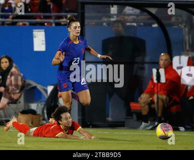 Frisco, Texas, USA. 5 dicembre 2023: L'attaccante cinese Zhang Linyan (19) cade dopo essere stato fregato dalla difensore degli Stati Uniti Emily Fox (23) durante una partita di calcio amichevole internazionale tra la nazionale femminile degli Stati Uniti e China PR il 5 dicembre 2023, a Frisco, Texas. La squadra degli Stati Uniti ha vinto, 2 a 1. (Immagine di credito: © Scott Coleman/ZUMA Press Wire) SOLO USO EDITORIALE! Non per USO commerciale! Crediti: ZUMA Press, Inc./Alamy Live News Foto Stock