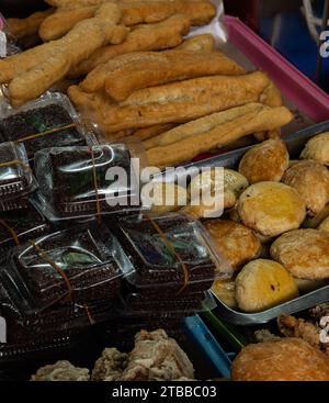 Vari spuntini tradizionali indonesiani pronti per essere venduti per colazione. Foto Stock