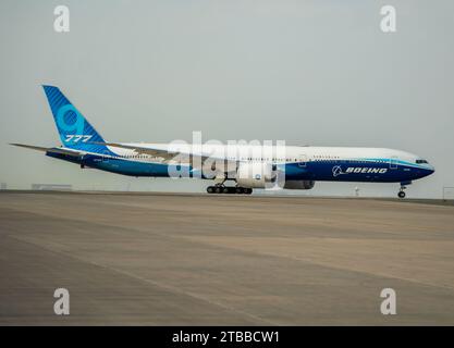 Dubai, Emirati Arabi Uniti, 13 novembre 2023. Un Boeing 777 con livrea Boeing che si prepara per il decollo e la dimostrazione all'Aeroporto Internazionale di Dubai Foto Stock