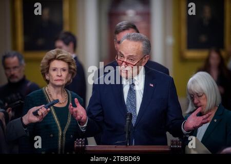 Washington, Stati Uniti. 5 dicembre 2023. Il leader della maggioranza del Senato degli Stati Uniti Chuck Schumer (Democratico di New York) ha espresso osservazioni durante la conferenza stampa del pranzo della politica democratica del Senato degli Stati Uniti presso il Campidoglio degli Stati Uniti a Washington, DC, USA, martedì 5 dicembre, 2023. foto di Rod Lamkey/CNP/ABACAPRESS.COM credito: abaca Press/Alamy Live News Foto Stock