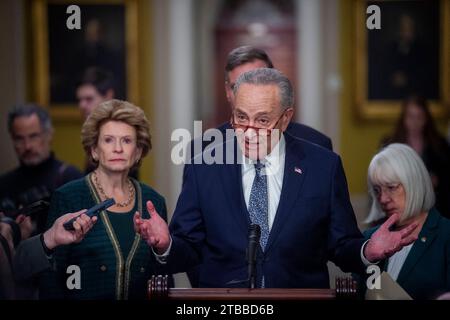 Washington, Stati Uniti. 5 dicembre 2023. Il leader della maggioranza del Senato degli Stati Uniti Chuck Schumer (Democratico di New York) ha espresso osservazioni durante la conferenza stampa del pranzo della politica democratica del Senato degli Stati Uniti presso il Campidoglio degli Stati Uniti a Washington, DC, USA, martedì 5 dicembre, 2023. foto di Rod Lamkey/CNP/ABACAPRESS.COM credito: abaca Press/Alamy Live News Foto Stock