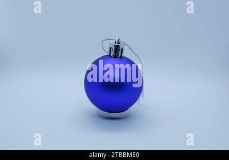 Una pallina blu per l'albero di natale su sfondo bianco Foto Stock