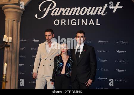 Miguel Angel Silvestre, Assira Abbate e Luis Gerardo Mendez sono presenti al tappeto blu della prima della serie televisiva "Los Enviados" al Teatro Helenico di città del Messico, Messico, il 5 dicembre 2023. (Foto di Jaime Nogales/Eyepix Group) (foto di Eyepix/NurPhoto) Foto Stock