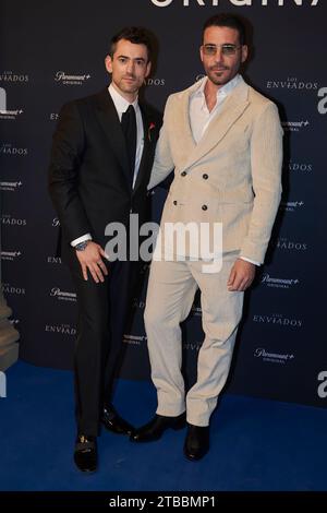 Miguel Angel Silvestre e Luis Gerardo Mendez sono presenti al tappeto blu della serie televisiva "Los Enviados" in anteprima al Teatro Helenico di città del Messico, Messico, il 5 dicembre 2023. (Foto di Jaime Nogales/Eyepix Group) (foto di Eyepix/NurPhoto) Foto Stock