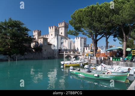 Castello gotico scaligero di Sirmione, porto fortificato trecentesco dal Lago di Garda, a Sirmione, Provinciale Foto Stock