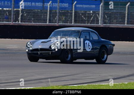 David Lloyd, Jensen CV8, HSCC 70's Road Sports, Historic Road Sports e Historic Touring Cars, tre classificazioni combinate in un minuto 25 Foto Stock