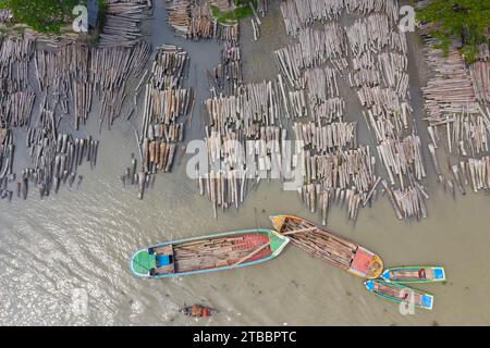 Pirojpur, Bangladesh: Il più grande mercato galleggiante di legno sul canale Shitol nel fiume Shandha vicino a Swarupkathi thana a Pirojpur è ancora uno dei migliori Foto Stock