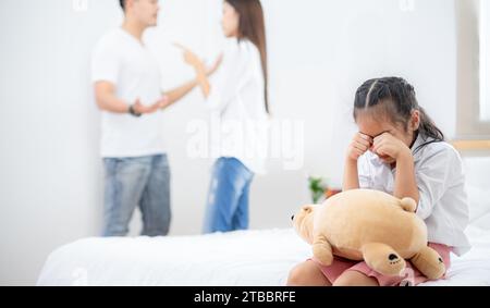 I genitori discutono davanti alla loro figlia. Concetto di famiglia litigata Foto Stock