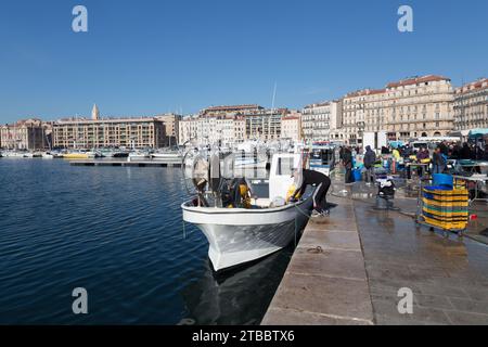 Marsiglia, Francia - 28 gennaio 2022: Persone che vendono e acquistano pesce fresco alla banchina di Marsiglia, Francia. Foto Stock