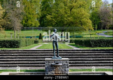 Il flauto (Flûtiste adolescente) di Henri König: Una serena giornata invernale nel parc la Grange, con una vegetazione in diminuzione in mezzo alla tranquillità soleggiata. Foto Stock