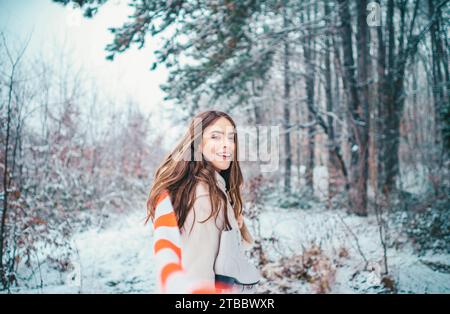 Ritratto ravvicinato all'aperto di una giovane bella ragazza dai capelli lunghi. Giovane donna ritratto invernale Foto Stock