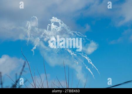 Kiev, Oblast' di Donetsk, Ucraina. 5 dicembre 2023. Un jet da combattimento ucraino è visto scoppiare razzi in prima linea dopo una missione di combattimento. Al di fuori delle regioni di Bakhmut e Soledar, i soldati in prima linea della diciassettesima brigata si preparano per l'inverno in arrivo e continuano gli assalti russi. (Immagine di credito: © Madeleine Kelly/ZUMA Press Wire) SOLO USO EDITORIALE! Non per USO commerciale! Foto Stock