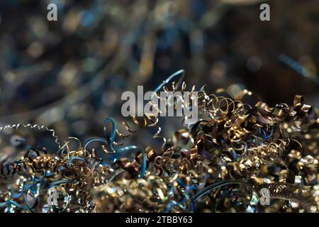 Acciaio ferroso o rifiuti metallici nella fabbrica dell'industria metallurgica. Sfondo dell'immagine del concetto di fabbrica dell'acciaio industriale Foto Stock