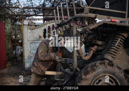 Kiev, Oblast' di Donetsk, Ucraina. 5 dicembre 2023. Un soldato ucraino lavora per riparare un piccolo veicolo di evacuazione, che ha il compito di salvare i feriti e recuperare i soldati morti. Al di fuori delle regioni di Bakhmut e Soledar, i soldati in prima linea della diciassettesima brigata si preparano per l'inverno in arrivo e continuano gli assalti russi. (Immagine di credito: © Madeleine Kelly/ZUMA Press Wire) SOLO USO EDITORIALE! Non per USO commerciale! Foto Stock