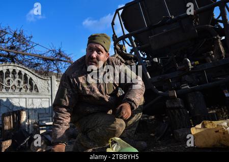 Kiev, Oblast' di Donetsk, Ucraina. 5 dicembre 2023. Un soldato ucraino lavora per riparare un piccolo veicolo di evacuazione, che ha il compito di salvare i feriti e recuperare i soldati morti. Al di fuori delle regioni di Bakhmut e Soledar, i soldati in prima linea della diciassettesima brigata si preparano per l'inverno in arrivo e continuano gli assalti russi. (Immagine di credito: © Madeleine Kelly/ZUMA Press Wire) SOLO USO EDITORIALE! Non per USO commerciale! Foto Stock