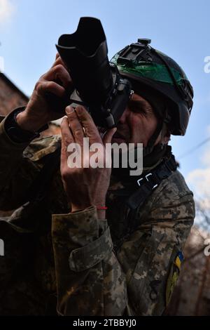 Kiev, Oblast' di Donetsk, Ucraina. 5 dicembre 2023. Un soldato ucraino, Vitaliy, funge da "telecamera da combattimento" per la 17a brigata, incaricata di scattare immagini per le forze armate. Al di fuori delle regioni di Bakhmut e Soledar, i soldati in prima linea della diciassettesima brigata si preparano per l'inverno in arrivo e continuano gli assalti russi. (Immagine di credito: © Madeleine Kelly/ZUMA Press Wire) SOLO USO EDITORIALE! Non per USO commerciale! Foto Stock