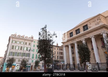 Marsiglia, Francia - 28 gennaio 2022: Vista sulla strada dalle zone centrali di Marsiglia, città nel sud della Francia. Opera Municipale. Foto Stock