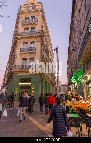 Marsiglia, Francia - 28 gennaio 2022: Mercato serale al Marce des Capucins e persone a piedi a la Canebiere a Marsiglia, Francia. Foto Stock