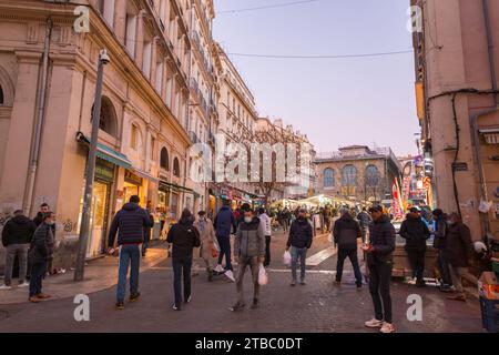 Marsiglia, Francia - 28 gennaio 2022: Mercato serale al Marce des Capucins e persone a piedi a la Canebiere a Marsiglia, Francia. Foto Stock