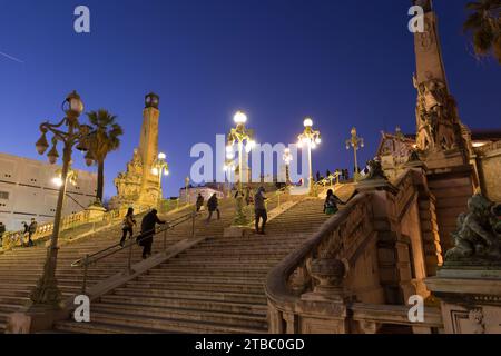 Marsiglia, Francia - 28 gennaio 2022: Vista esterna della Cattedrale di San Stazione ferroviaria e degli autobus Charles a Marsiglia, Francia. Scena notturna con facciata illuminata Foto Stock