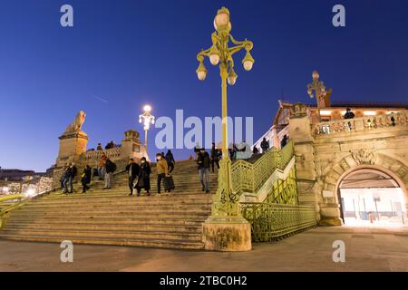 Marsiglia, Francia - 28 gennaio 2022: Vista esterna della Cattedrale di San Stazione ferroviaria e degli autobus Charles a Marsiglia, Francia. Scena notturna con facciata illuminata Foto Stock