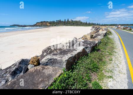 Sentiero a piedi su una parete rocciosa con spiaggia di sabbia bianca, Yamba NSW Australia Foto Stock