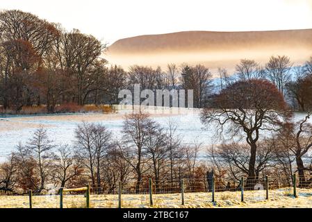 Chipping, Preston, Lancashire, Regno Unito. 6 dicembre 2023. Pendle Hill nella nebbia in una fredda e gelida mattinata nel Lancashire. Crediti: John Eveson/Alamy Live News Foto Stock