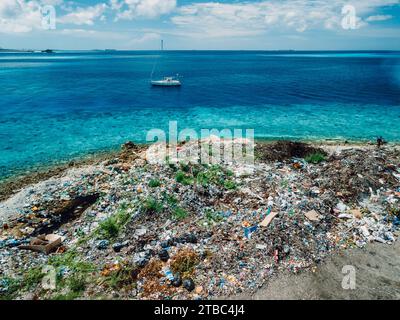 Discarica tossica sull'isola delle Maldive. Vista aerea dell'inquinamento da rifiuti Foto Stock